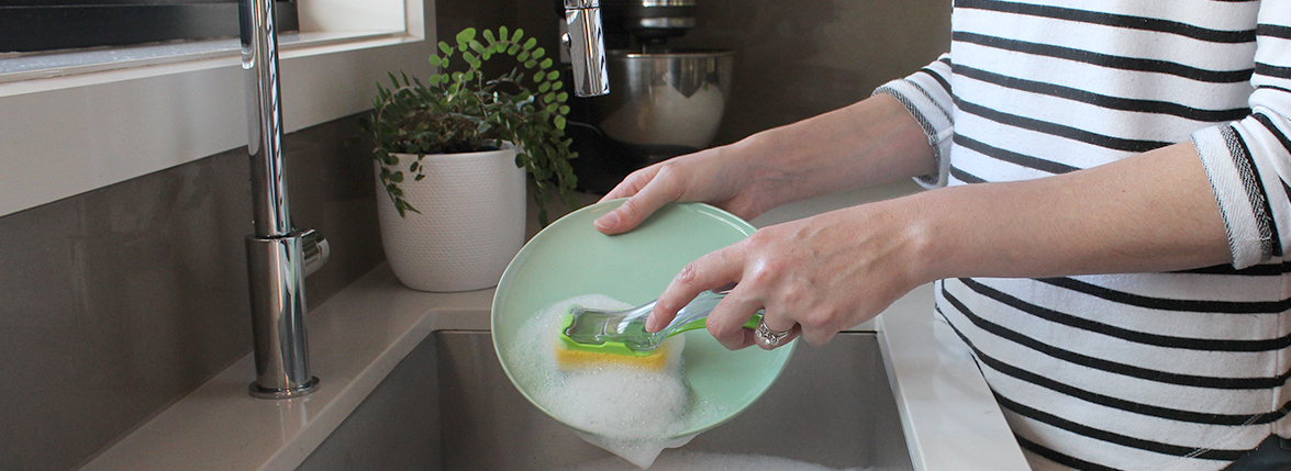 How to wash dishes by hand